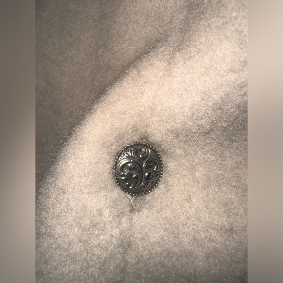 1970s Fringed Embroidered Cape in wool by A.S Evebofoss. - Picture 10 of 15